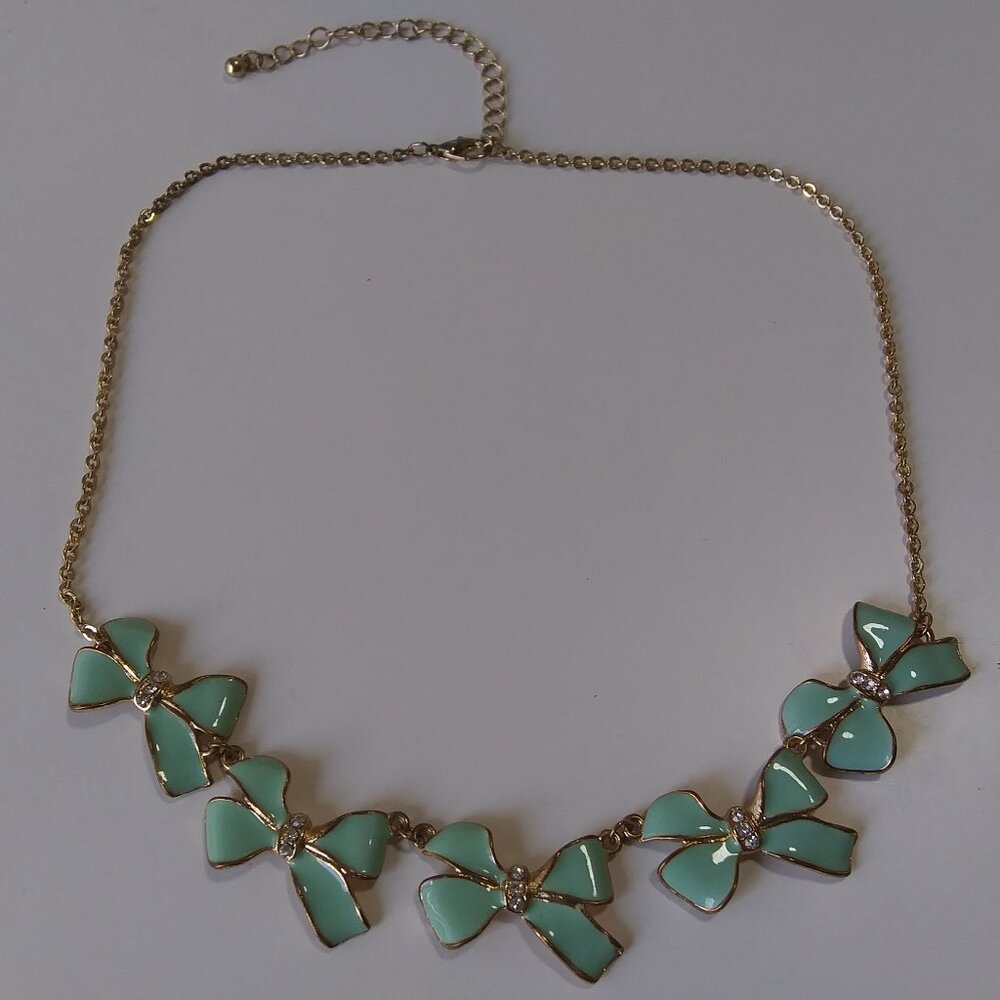 Bow necklace